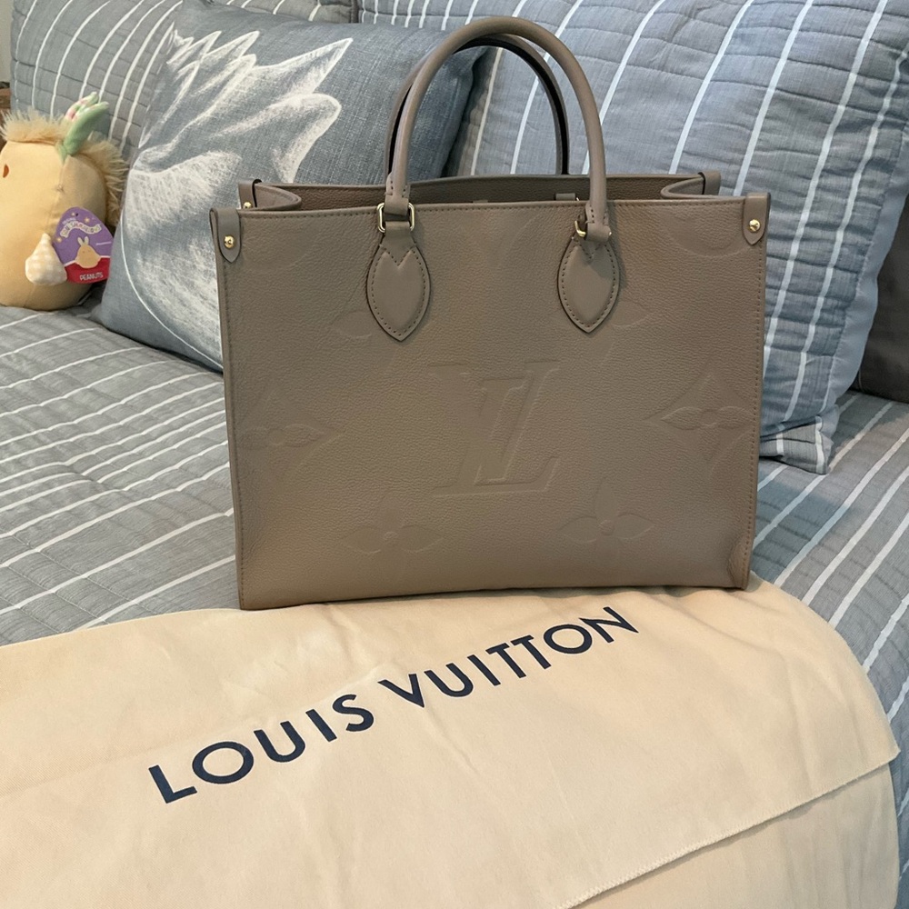 Louis Vuitton On The Go MM in Turtledove. 100% Authentic